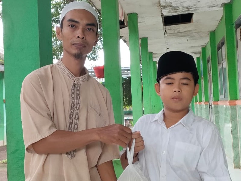Penyerahan Zakat fitrah dari murid kelas 5 SDN 2 Wonokoyo