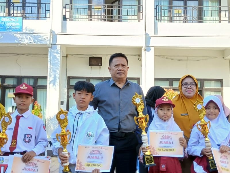 Penerimaan Piala oleh Salah satu siswa SD Negeri 2 Wonokoyo dalam ajang  o2sn Tingkat Kabupaten